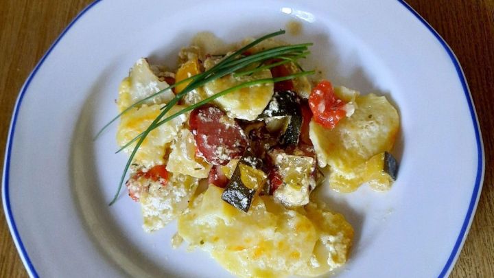 Gemüsegratin mit Kartoffeln und Wurst - Rezept | Frag Mutti Gemüsegratin mit Kartoffeln und Wurst - Rezept | Frag Mutti