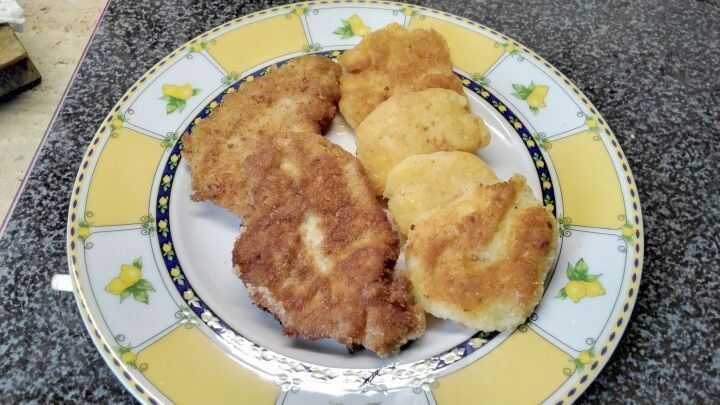 Kartoffelpuffer mal anders: Aus Klo&szlig;teig zubereitet, dazu Putenschnitzel. Geht ganz ohne Kartoffelreiben und schmeckt prima.