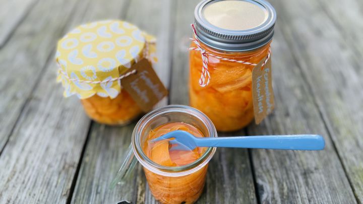 Mit unserem Rezept zum Karotten fermentieren hast du schnell eigenes, gesundes und haltbares Gem&uuml;se im Glas.