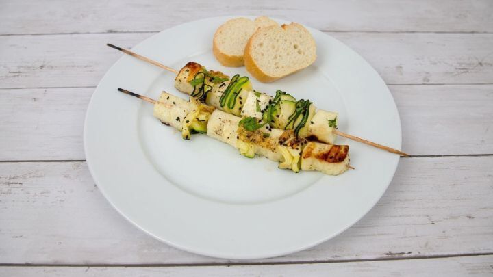 Heute wird's abwechslungsreich auf dem Grill: Die leckeren Halloumi-Spie&szlig;e mit Zucchini machen Steak und Co. starke Konkurrenz!