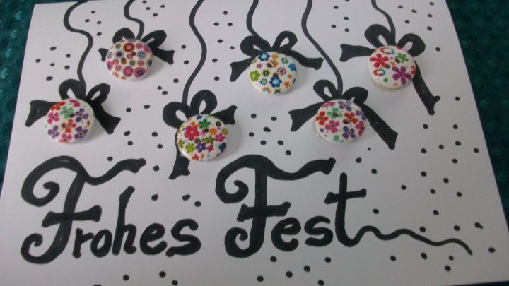 Eine Weihnachtskarte mit Christbaumkugeln, aus bunten Kn&ouml;pfen und einfacher Zeichnung.