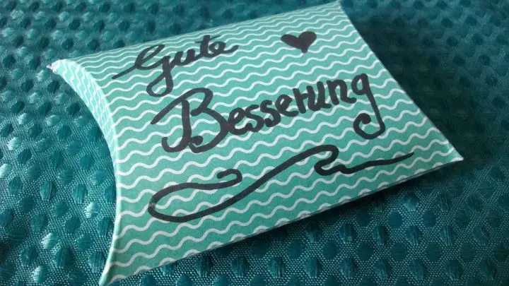 Die Bonbon-Schachteln kann man nun entweder neutral lassen, oder aber auch mit freundlichen W&uuml;nschen oder Gr&uuml;&szlig;en beschriften.