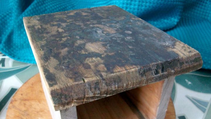 So &uuml;bel sah das Dach meines Insektenhotels aus, nachdem ich es bereits mit mehreren Schleifbl&auml;ttern Harzreste abgeschliffen hatte.