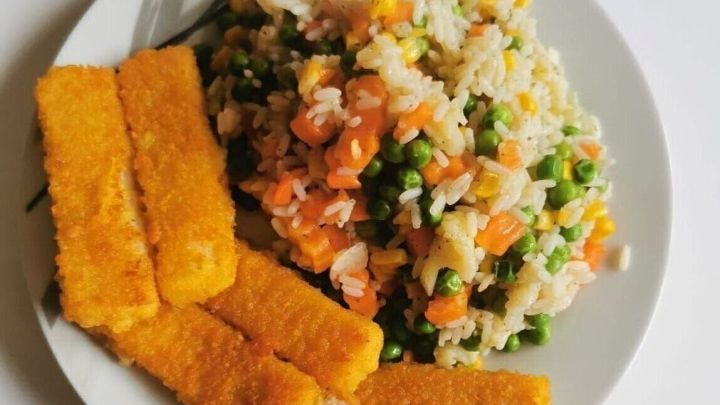 Parboild Reis mit Buttergem&uuml;se und Fischst&auml;bchen. Ein schnelles Essen f&uuml;r nach dem Urlaub oder den Notfall. 