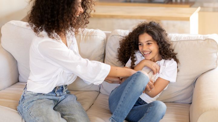 Kitzeln uns andere, lachen und kreischen wir wie wild. Aber warum klappt das nicht, wenn wir uns selber kitzeln?