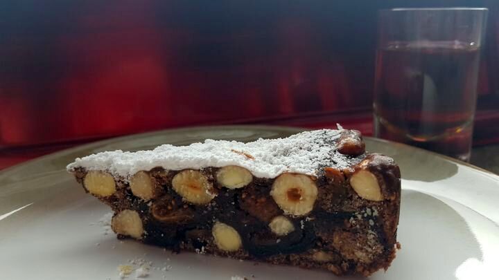 Panforte aus Siena: Saftige N&uuml;sse, Trockenfr&uuml;chte und feine Gew&uuml;rze machen dieses italienische Geb&auml;ck zu einem besonderen Genuss.