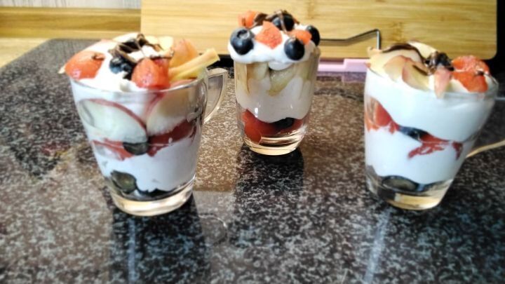 Ein wirklich sehr schnelles und leckeres Dessert: Paradies Creme mit Fr&uuml;chten.