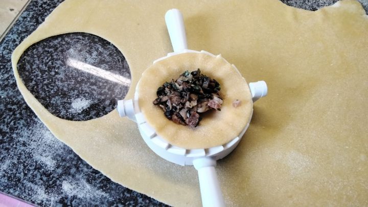 Auf einem Holzbrett oder Granitplatte wird der Nudelteig d&uuml;nn ausgewelkt. Immer wieder mit Mehl die Arbeitsfl&auml;che best&auml;uben.