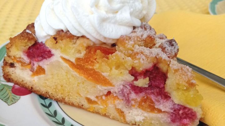 Himbeer-K&auml;sekuchen mit Aprikosen: Saftige Fr&uuml;chte und cremiger Belag machen dieses St&uuml;ck Kuchen zu einem besonderen Genussmoment.