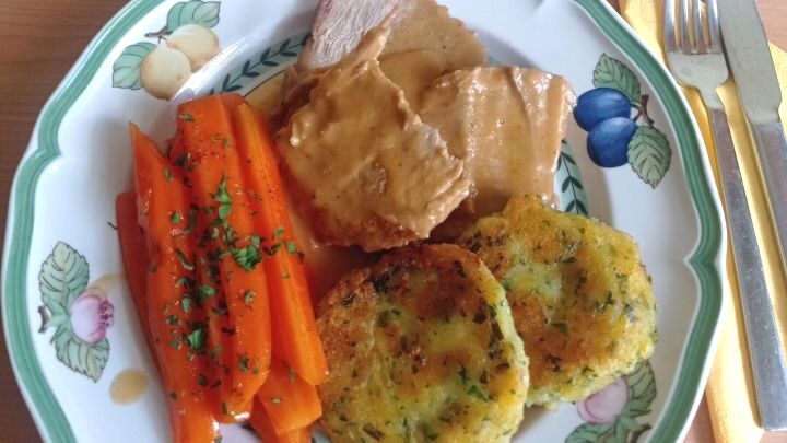 Kalbsbraten mit Wei&szlig;wein-Rahmso&szlig;e aus dem Ofen, dazu M&ouml;hren und Kartoffeltaler &ndash; so gelingt dir ein festliches Sonntagsessen wie im Rezept.