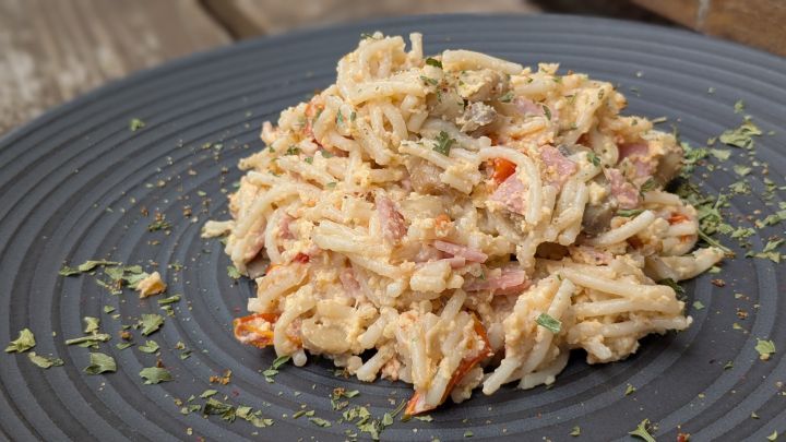 Mit diesem Rezept f&uuml;r falsche Spaghetti Carbonara zauberst du schnell eine cremige Nudelpfanne mit Schinken und frischen Kr&auml;utern.