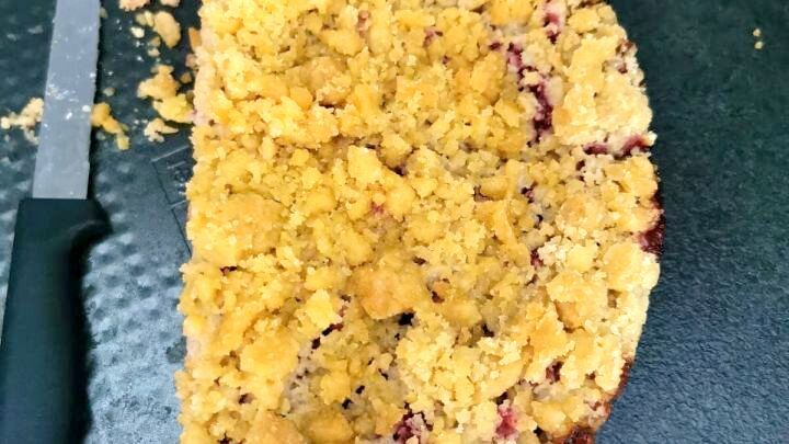 Zwetschgenkuchen mit Vanillepudding und Streuseln &ndash; so saftig und knusprig wie auf dem Bild gelingt er dir mit diesem Rezept.