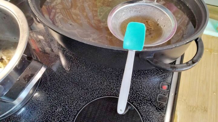 Mit einem Teigschaber oder Essl&ouml;ffel am kleinen Siebgriff verrutscht dein K&uuml;chensieb beim Abseihen nicht mehr. Praktischer Tipp, einfach umzusetzen!