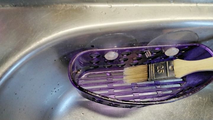 Den Pinsel mit etwas Sp&uuml;lmittel und Wasser befeuchten und die Rillen des Schwammhalters damit ganz einfach reinigen.