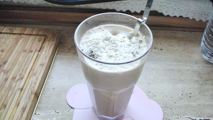 Selbstgemachter Eiskaffee mit Vanilleeis, Milch und Sahne und Schokostreuseln getoppt.
