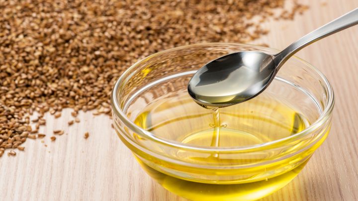 Lein&ouml;l t&auml;glich: Wie wertvoll die goldene Fl&uuml;ssigkeit f&uuml;r deine Ern&auml;hrung sein kann &ndash; meine pers&ouml;nlichen Erfahrungen zu Kauf, Wirkung und Einnahme.