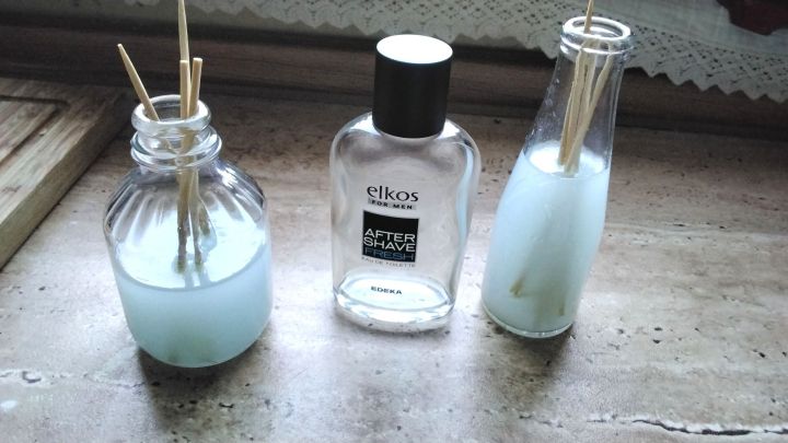 Mit wenigen Zutaten und leeren Flaschen kannst du aus Parfumresten oder Rasierwasser im Handumdrehen einen Raumduft selber herstellen.