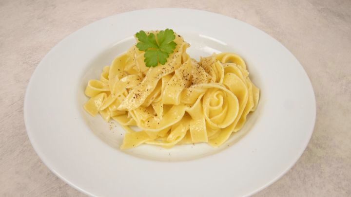 So einfach bereitest du super leckere Pasta Fettuccine Alfredo nach italienischem Originalrezept mit Butter, Parmesan und Pfeffer zu (ohne Sahne).