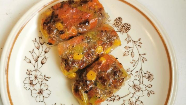 Knusprig gebratene Sommerrollen mit Hackfleisch und Gem&uuml;se: So holst du dir asiatischen Genuss auf deinen Teller!