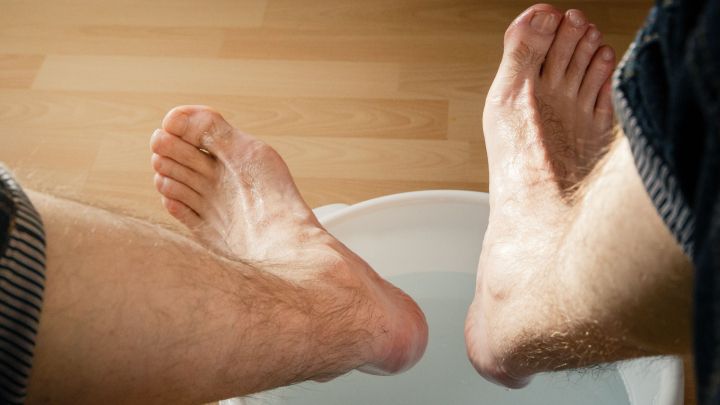 Mit einem Fu&szlig;bad aus Natron und Essig kannst du Fu&szlig;- und Nagelpilz wirkungsvoll bek&auml;mpfen und deine F&uuml;&szlig;e pflegen.