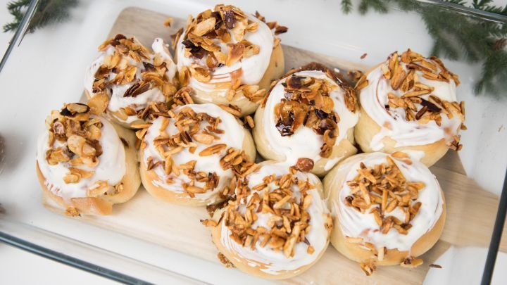 Zimtschnecken mit Spekulatius-F&uuml;llung und Frischk&auml;se-Frosting: Hier liest du, wie du sie einfach selber zubereitest.