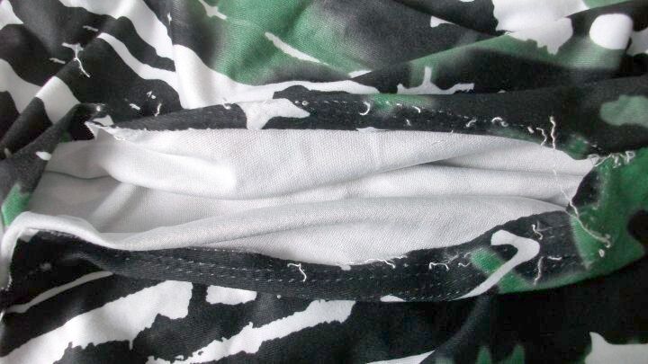 Hier seht ihr wie viele kleine Fadenreste nach dem Auftrennen der Naht, noch am Stoff h&auml;ngen.