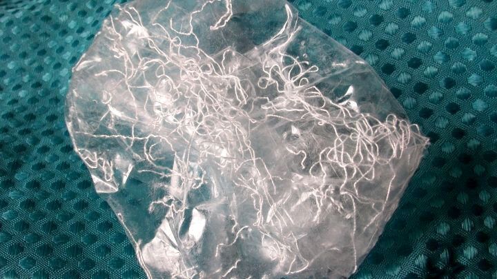 Hier kann man gut sehen, wie viele kleine Fadenreste an dem Klebeband kleben, so konnte ich schnell alle Fadenreste entfernen.