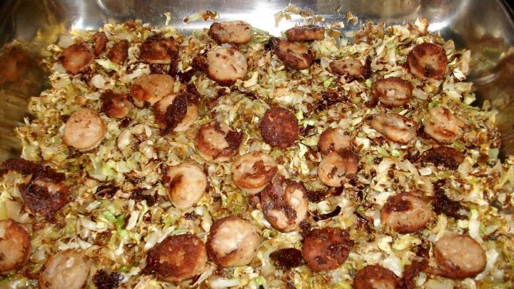 Die K&auml;se-Bratwurst St&uuml;cke kurz anbraten in der Pfanne, dann ebenfalls zum Auflauf schichten und gleichm&auml;&szlig;ig verteilen.