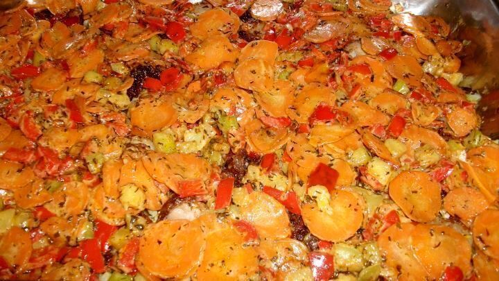 Paprika, Zucchini und M&ouml;hrengem&uuml;se in etwas Oliven&ouml;l anbraten, mit Bohnenkraut, Salz, Pfeffer und ebenfalls zum Auflauf schichten.