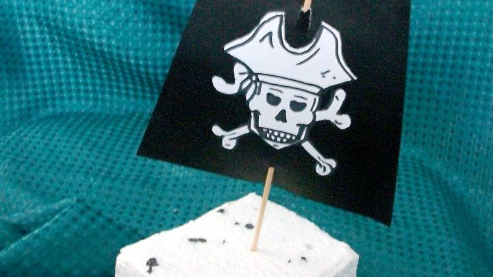 Bastle ein Piratenflo&szlig; aus Styropor &ndash; im Artikel findest du Tipps f&uuml;r dieses einfache DIY-Projekt f&uuml;r Kinder und Erwachsene.