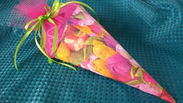 Bastle eine bunte Mini-Schult&uuml;te selbst: Mit Servietten-Technik und Schleife schnell fertig f&uuml;r den ersten Schultag.