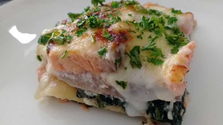 Saftiger Lachs, cremiger Spinat und zart geschmolzener K&auml;se &ndash; so gelingt Lachslasagne laut Rezeptbild aus dem Artikel.