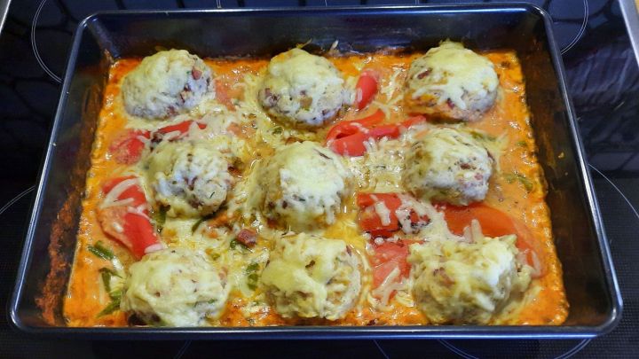 Knödel-Auflauf mit Gemüse &amp; Tomatensoße - Rezept | Frag Mutti