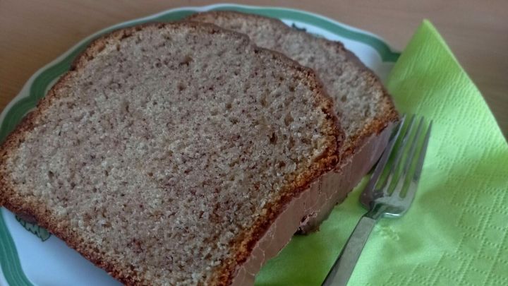 Saftiger Haselnusskuchen nach einfachem Rezept &ndash; zwei Scheiben purer Nussgenuss, perfekt serviert auf einem h&uuml;bschen Teller.