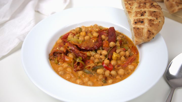 Marry me Chickpeas vereinen Kichererbsen, getrocknete Tomaten und Brot zu einem schnellen, cremigen Gericht voller Aromen.