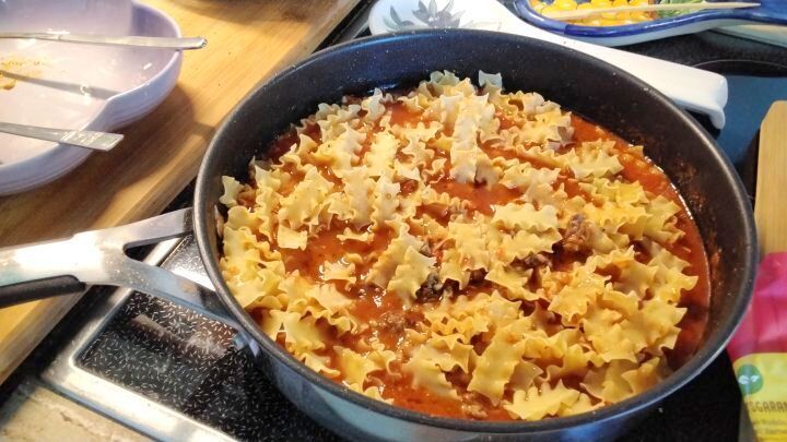 So gelingt dir das schnelle Pfannengericht: Nudeln und Hackfleisch einfach zusammen in einer Pfanne garen und direkt servieren.