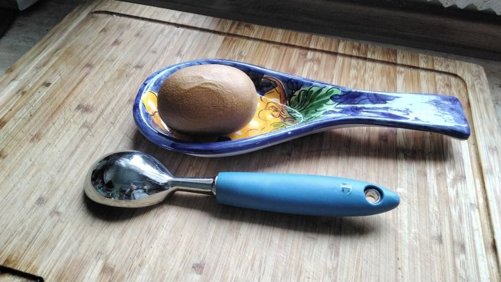 Mit diesem Trick sch&auml;lst du Kiwis ganz einfach: Ein Eisportionierer hilft dir, die Frucht schnell und sauber von der Schale zu l&ouml;sen.