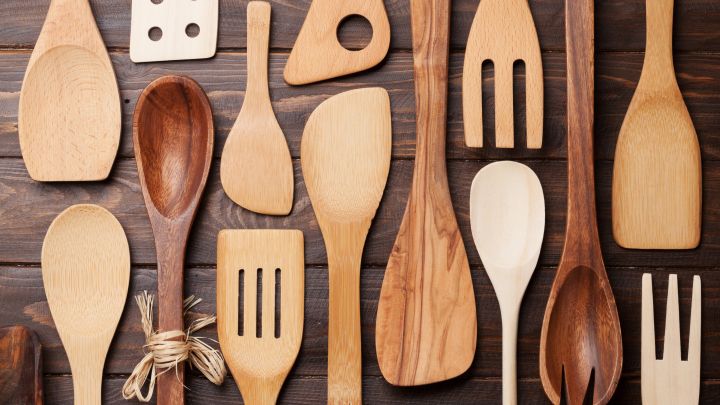 Halte deine Holzl&ouml;ffel hygienisch und langlebig: Auskochen und mit einer Walnuss versiegeln &ndash; das sch&uuml;tzt sie vor Feuchtigkeit und Schmutz.