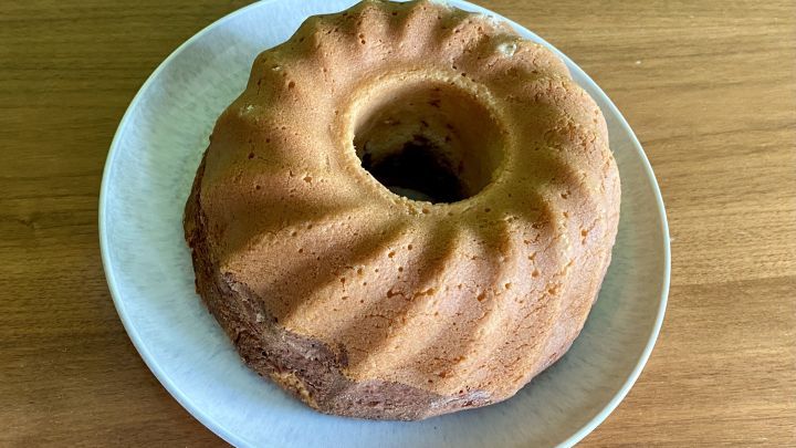 Mit dem Mehl-Trick l&ouml;st du deinen Kuchen ganz einfach aus der Form &ndash; so bleibt er sch&ouml;n in einem St&uuml;ck, wie auf dem Bild!