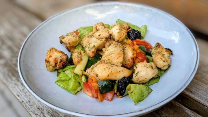 Probiere gegrillte H&auml;hnchenstreifen auf buntem Sp&auml;tsommersalat &ndash; frisch, leicht und perfekt f&uuml;r warme Tage.