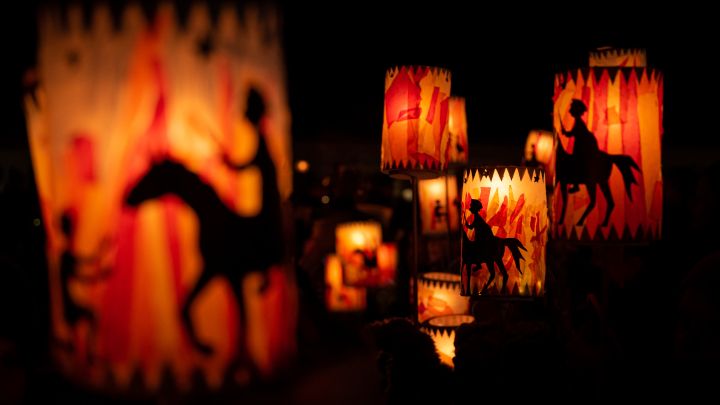 Bunte Laternen erinnern beim St. Martinsumzug an N&auml;chstenliebe und das Teilen, wie es der Heilige Martin vorlebte.