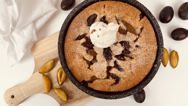 Saftiger Zwetschgen-Cobbler frisch aus dem Ofen &ndash; so einfach kannst du das k&ouml;stliche Dessert mit Vanilleeis selbst backen.