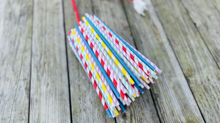 Lampenschirm aus bunten Strohhalmen basteln: Mit wenig Aufwand und ein paar Materialien bringst du Farbe und Kreativit&auml;t in dein Zuhause.