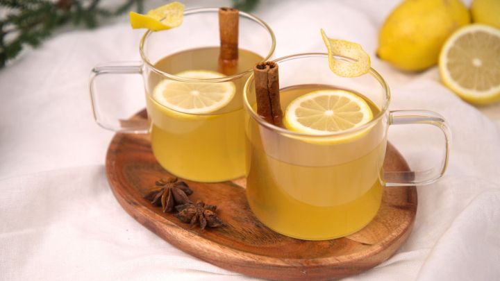 Limoncello im Winter? Na klar! Mit diesem Rezept zauberst du dir einen leckeren, winterlichen Hot Limoncello.