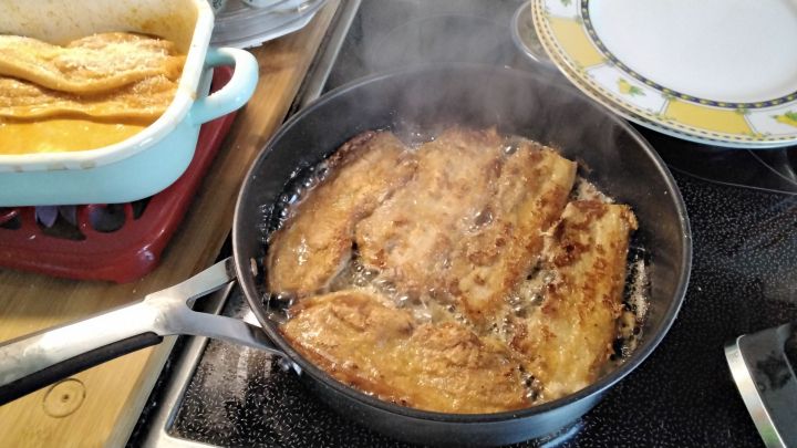 Der knusprige Schweinebauch eingelegt in Bier wird richtig kross nach dem Braten.