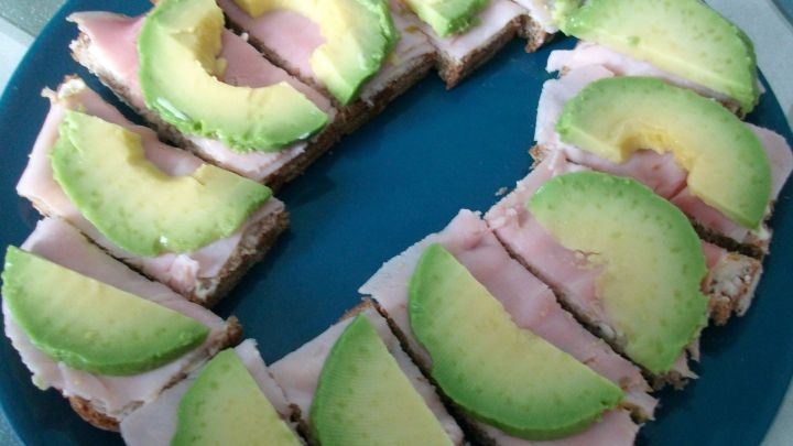 Tr&uuml;ffelbutter und Avocado f&uuml;r die Brotzeit: Super schnell zubereitet, mit wenig Zutaten. Etwas Honig k&ouml;nnte man noch erg&auml;nzen.