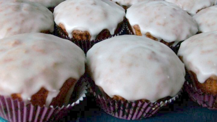 Saftige R&uuml;bli-Muffins mit Zitronenglasur: So backst Du schnell ein s&uuml;&szlig;es Highlight wie im Rezept beschrieben.