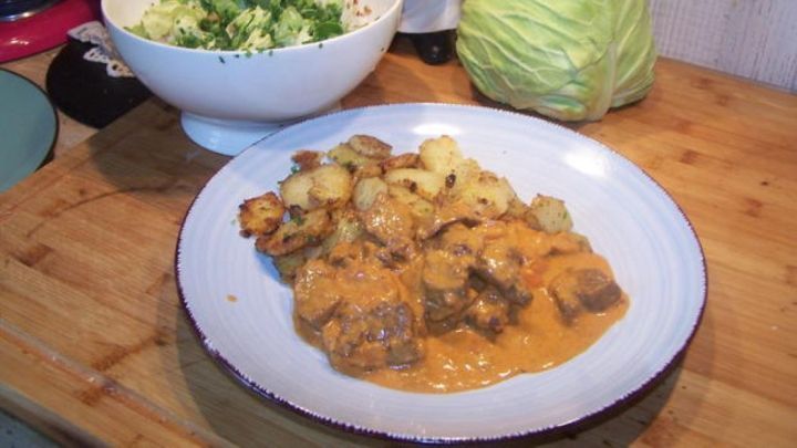 Rinderbeinscheiben bieten sich geradezu perfekt f&uuml;r ein Gulasch an. Wie jedes Fleisch, das am Knochen gewachsen ist.