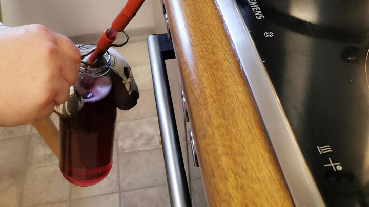 Unser selbstgemachter Traubensaft wird durch einen Entsafter in sterile Flaschen abgef&uuml;llt.