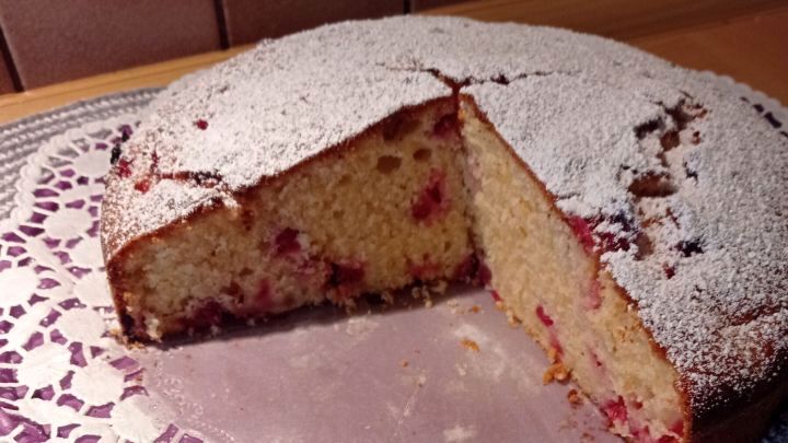 Saftiger R&uuml;hrkuchen mit Johannisbeeren: Das einfache Rezept sorgt f&uuml;r Genuss wie auf dem Bild &ndash; locker, lecker und selbstgemacht.